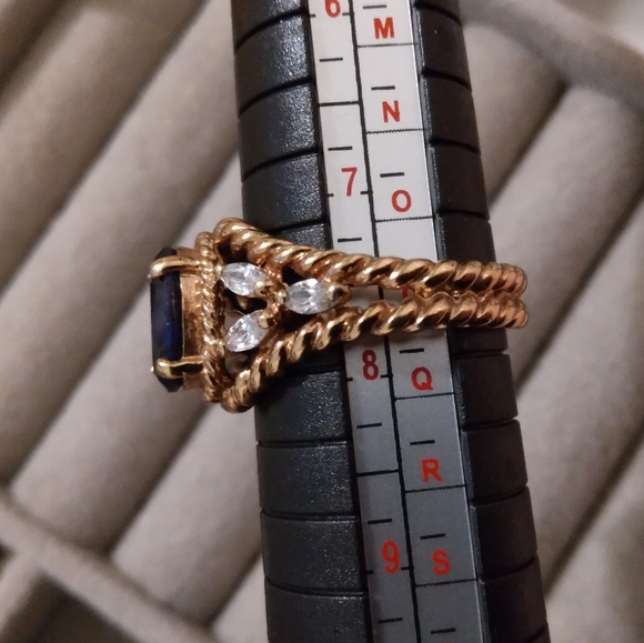 Beautiful ring blue stone goldtone about size 8 - Picture 11 of 12